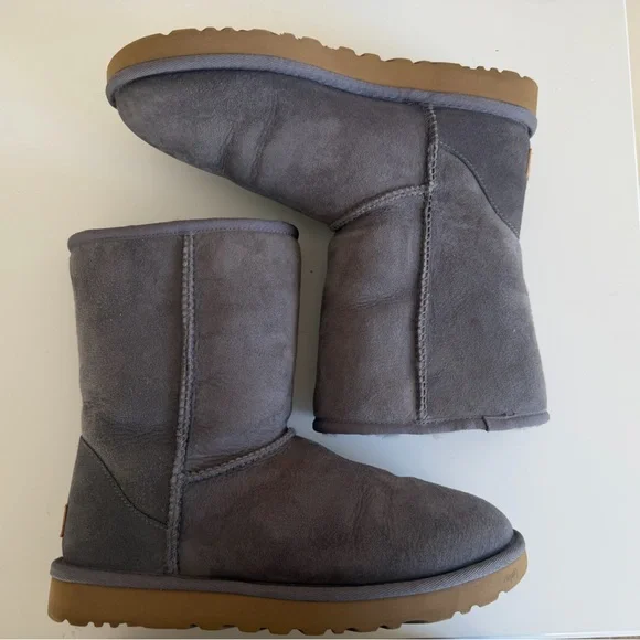 Ugg Classic Short II - Grey size 8 - Picture 11 of 13